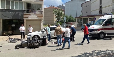 Kavşakta motosiklet ile elektrikli bisiklet çarpıştı: 2 yaralı