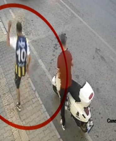 Kediye tekme atan şahıs kamerada