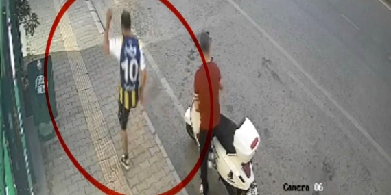 Kediye tekme atan şahıs kamerada