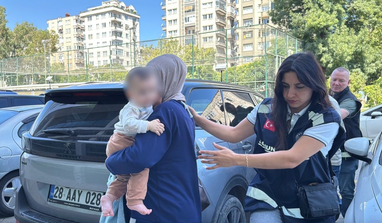 Kucağında bebeğiyle, çantasında 1 kilogram metamfetaminle yakalandı