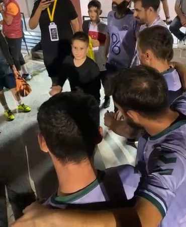 Minik Muhammed’in motivasyon konuşması ağabeylerini gülümsetti