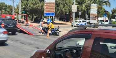Motosiklet ile otomobil çarpıştı