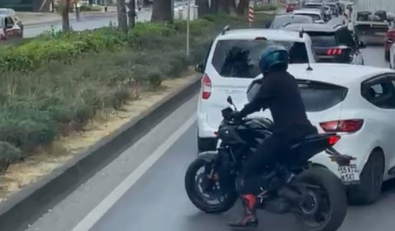 Motosiklet sürücüsü, vakaya giden itfaiye aracına yolu açtı