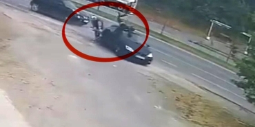 Motosikletin otomobile çarpma anı kamerada: 2 yaralı