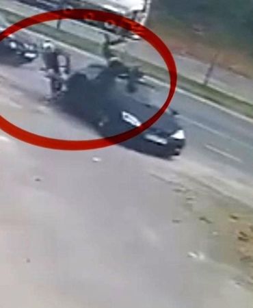 Motosikletin otomobile çarpma anı kamerada: 2 yaralı
