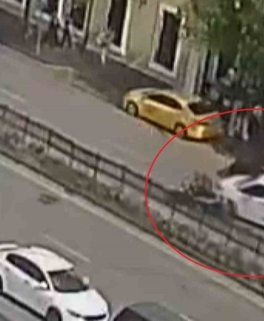 Önüne çıkan hafif ticari araçtan kaçarken refüjü aşıp karşı şeride savruldu