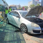 Otomobil tramvay istasyonuna çarptı: 3 yaralı