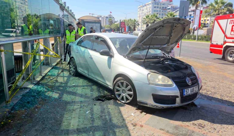 Otomobil tramvay istasyonuna çarptı: 3 yaralı