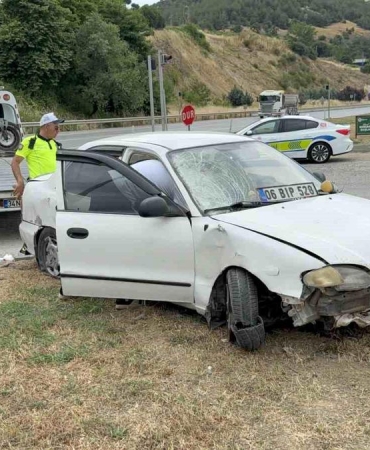 Otomobilin refüje çıktığı kaza maddi hasarla atlatıldı