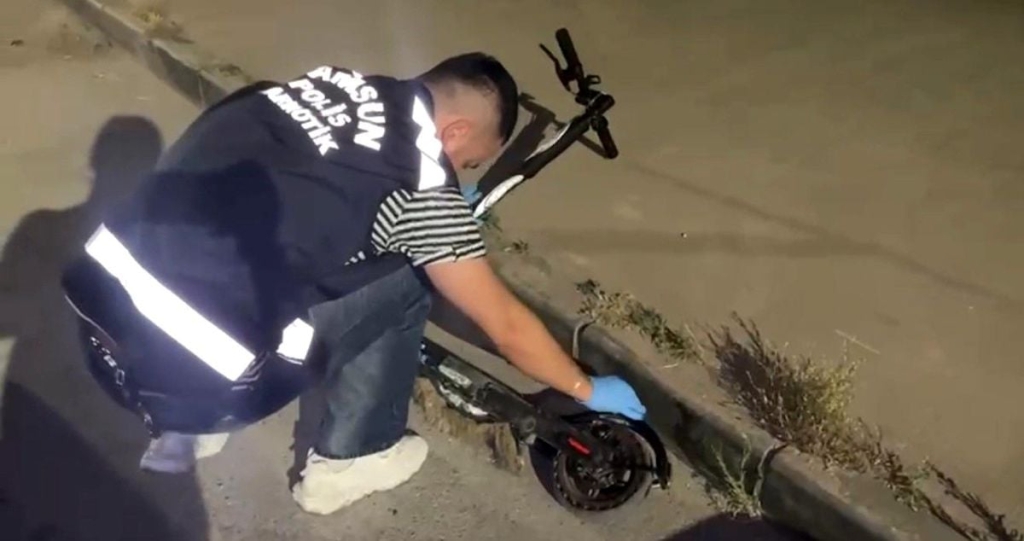 Peçeteye emdirilen uyuşturucuyu scooter bataryasında sakladı