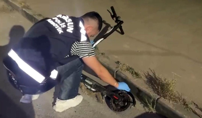 Peçeteye emdirilen uyuşturucuyu scooter bataryasında sakladı