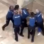 Polisin önünde kadın kavgası