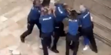 Polisin önünde kadın kavgası
