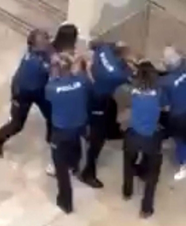 Polisin önünde kadın kavgası