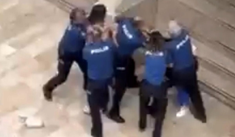 Polisin önünde kadın kavgası