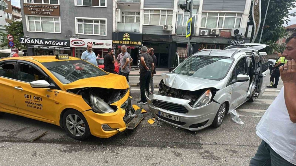 Samsun’da hafif ticari araç ile taksi kafa kafaya çarpıştı: 2 yaralı