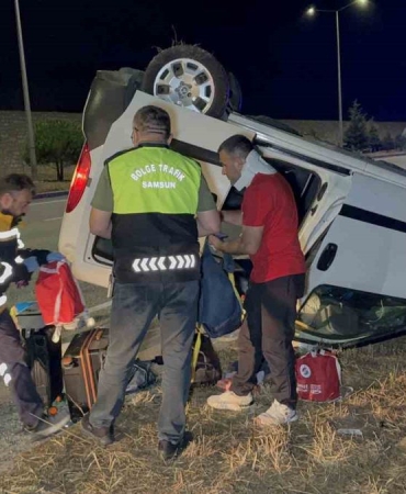 Samsun’da hafif ticari araç takla attı: 5 yaralı
