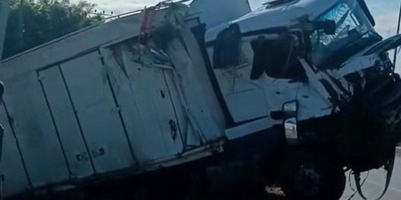 Tır bariyerlere çarpıp devrildi: Sürücü yaralandı