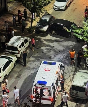 Bafra’da kontrolden çıkan otomobil park halindeki 6 araca çarptı