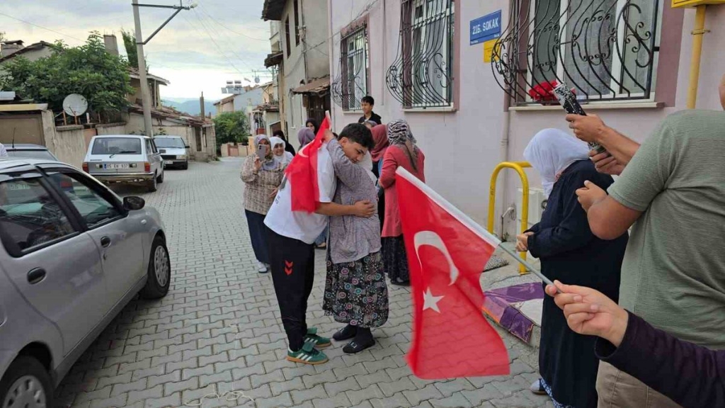 Dünya üçüncüsü milli güreşçi, baba ocağında coşkuyla karşılandı