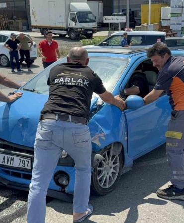 Kavşakta İki Otomobil Çarpıştı: 1 Yaralı
