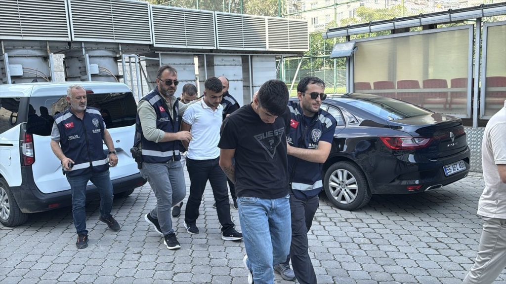 Kırtasiyeciyi darbeden 6 şüpheliden 4