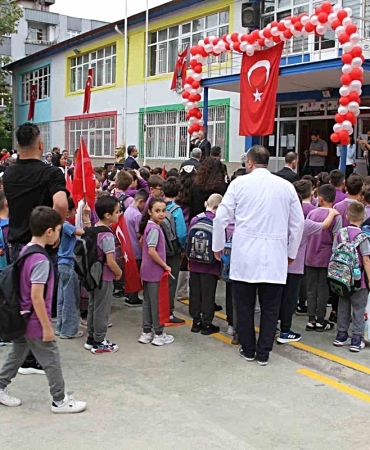 Çarşamba’da okullar öğrencilerle şenlendi