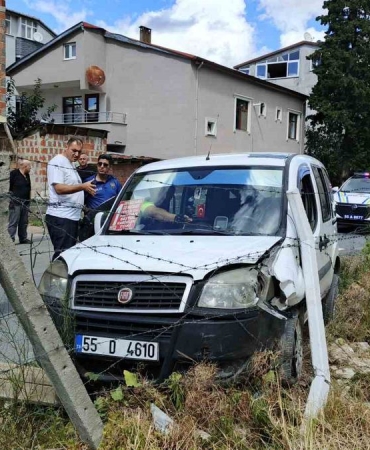 Direksiyonda rahatsızlanan genç dolmuş sürücüsü mezarlığın tel örgüsüne çarptı