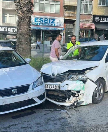 Kontrolden çıkan otomobil karşı şeritte başka bir araçla çarpıştı: 2 yaralı