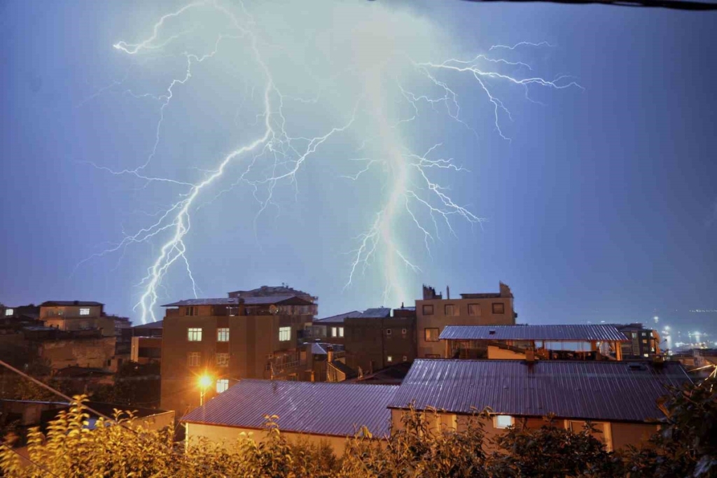 Samsun'da peş peşe çakan şimşekler görüntülendi, 30 dakika yağmur etkili oldu