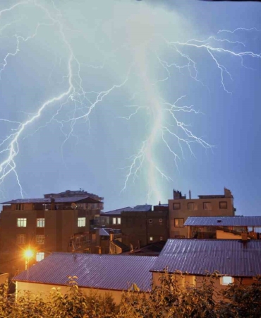 Samsun'da peş peşe çakan şimşekler görüntülendi, 30 dakika yağmur etkili oldu