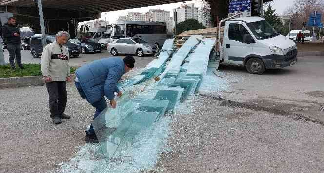 115 bin liralık duşakabin camı araçtan yola savrulup kırılınca üzüntüsünden ağladı