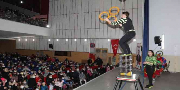 Bafralı çocuklara yarıyıl tatil hediyesi sirk gösterisi