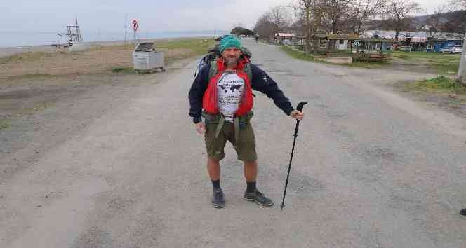 Filipinli çocuklar için polisliği bıraktı, dünyayı yürüyerek dolaşıyor