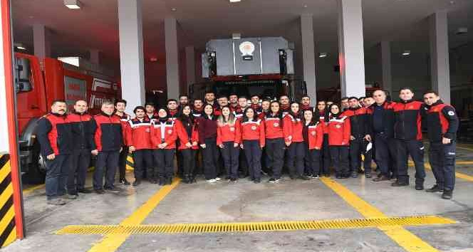Geleceğin itfaiyecilerine zorlu eğitim