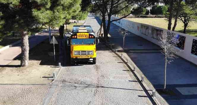 Hayalindeki otobüsü 700 bin TL harcayarak yaptı, insanların ilgi odağı oldu