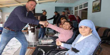 Hollanda'dan gelip Samsun'daki bedensel engellilere akülü sandalye dağıttı