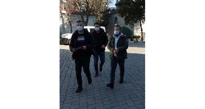 Karısının boğazına bıçak dayayıp boynundaki altını aldığı iddia edilen kocaya adli kontrol