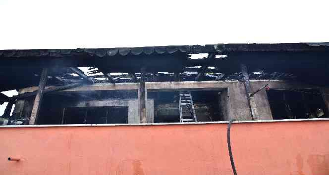 Lojman yangınında imam camdan atlayarak kurtuldu