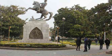 Samsun Valiliği: "Atatürk Anıtı'na urgan bağlayan 2 kişi yakalandı"