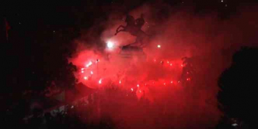 Taraftarlardan Onur Anıtı'na saldırıya meşaleli tepki