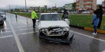 Hastaneye giderken kaza geçirdiler