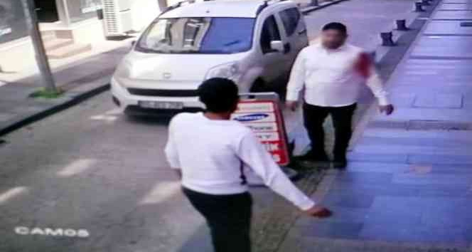 İkinci yabancı gencin makaslı ve taşlı kavgası kamerada