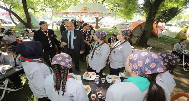 Sandıkçı'dan izcilere simit ve salep ikramı