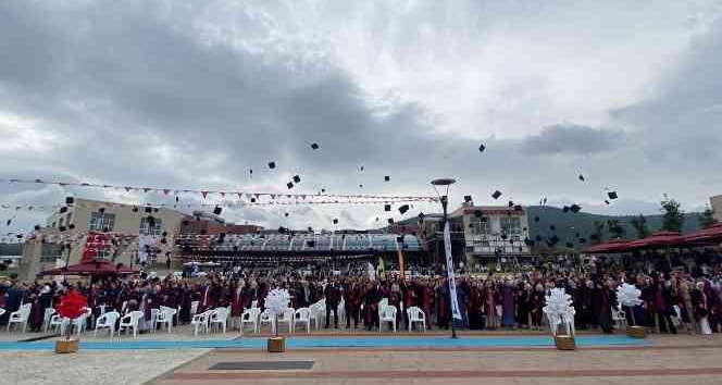 OMÜ İlahiyat Fakültesi'nde mezuniyet heyecanı