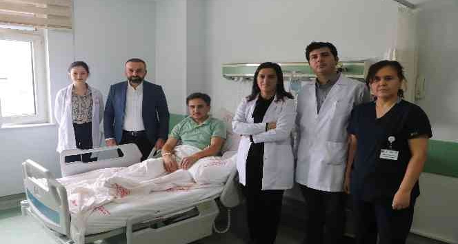Yüzüne inşaat demiri 8 santim saplanan işçi yarım santimle kurtulmuş