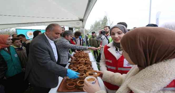 Başkan Sandıkçı'dan gençlere salep ve simit ikramı