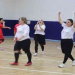 Kadın öğretmen ve öğrenciler bağımlılığa ‘futbol' oynayarak dikkat çekti