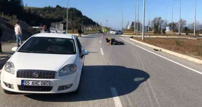 Motosiklet otomobile çarptı: 2 yaralı