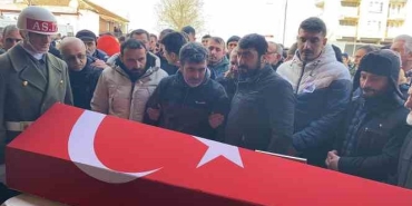 Depremde hayatını kaybeden uzman çavuş, eşi ve çocukları toprağa verildi